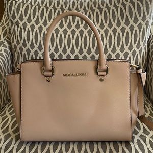 Nude Michael Kors purse in great condition with removable crossbody strap